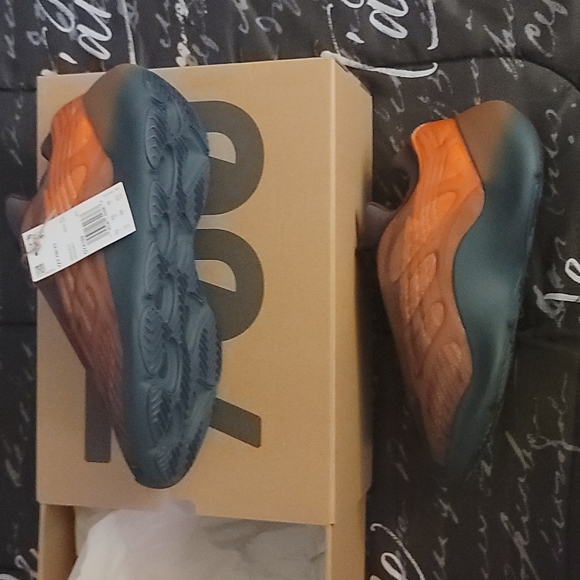 Yeezy 700 V3 - Picture 4 of 5